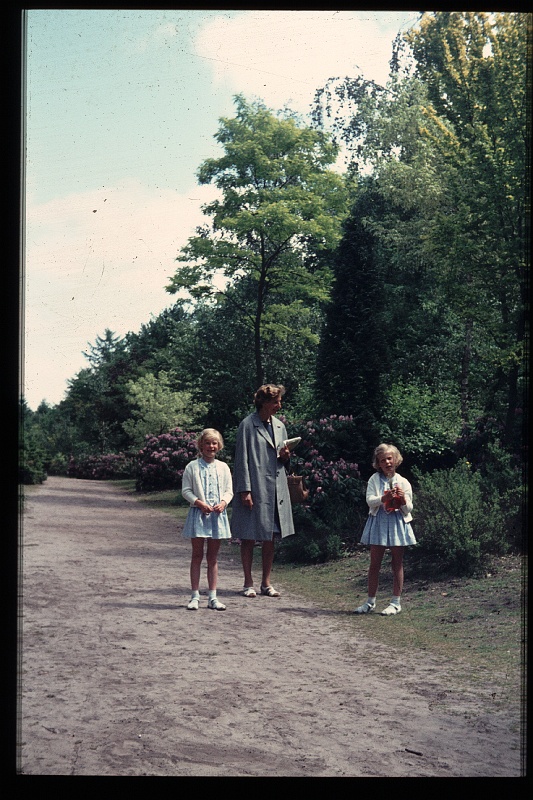 24.Veluwe jun 1970 Mama,Brigitte,Marion.JPG